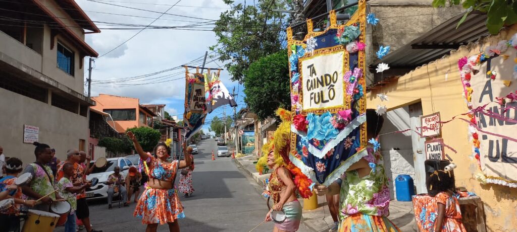 Ensaios Abertos dos blocos “Salada de Frutas” e “Tá Caindo Fulô” prometem festa, diversidade e reflexão no próximo domingo