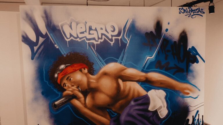 Obra instalada no Museu do Hip Hop RS