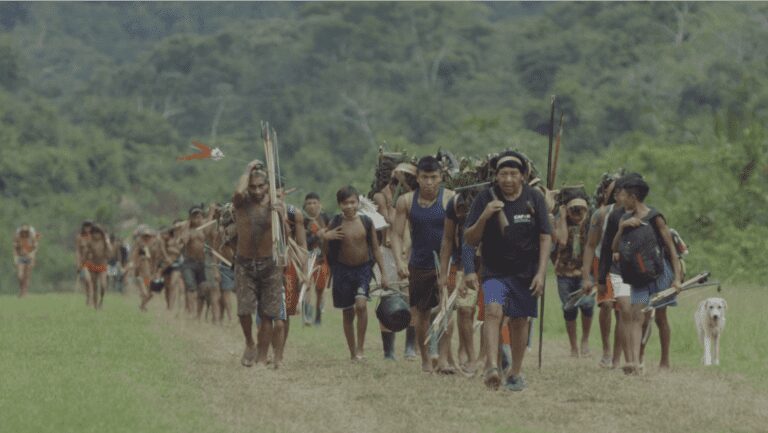 A Queda do Céu, filme brasileiro realizado com o povo Yanomami, é selecionado para participar da Quinzena de Cineastas de Cannes O longa-metragem é inspirado no livro homônimo de Davi Kopenawa, xamã Yanomami e um dos maiores líderes indígenas do mundo e do antropólogo francês Bruce Albert