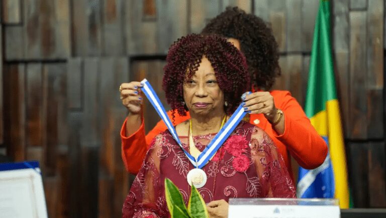 Helena Theodoro é escritora, professora do IFCS/UFRJ e presidente do conselho deliberativo do Fundo Elas. Bacharel em Direito, pedagoga, Mestre em Educação, doutora em Filosofia e pós-doutora em História comparada, é referência na pesquisa de temas como cultura negra, carnaval, samba, arte, religiosidades de matrizes africanas e afro-brasileiras e relações raciais. Foi também a primeira mulher a tratar o samba como ciência e filosofia dentro da universidade, sendo pioneira em diversos campos, inclusive, na comunicação.