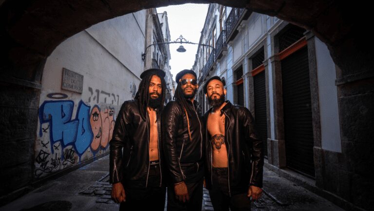 O primeiro single do novo álbum da banda Black Pantera, é uma boa mostra do que virá no próximo trabalho. “Provérbios” foi composta depois da passagem do trio pelo Festival Rockdromo, no Chile. “Lá em Valparaíso, vendo tantas bandas de países vizinhos terem tanto orgulho e personalidade, passamos a ver o tamanho da importância de entendermos o contexto no qual estamos inseridos. Desde nosso show por lá o termo 'afrolatino' não saiu mais da minha cabeça. Falo isso porque a gente sempre olha para outros continentes e não enxerga a arte, a história e a cultura sul-americana. E essa música faz parte do processo de nos entendermos como homens negros que fazem parte da América Latina. E esse é um dos conceitos base desse disco” – comentou o baixista Chaene da Gama.