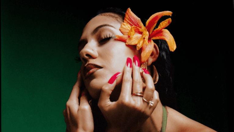 Cantora, produtora e multi-instrumentista, Nathi lança "Deixa", primeiro de três singles de nova fase na carreira