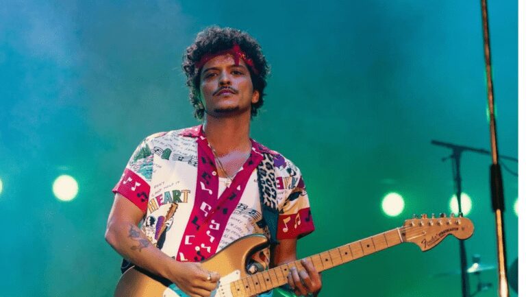 Após conquistar o coração dos brasileiros com sua passagem em 2023 para shows no The Town, Bruno Mars deverá voltar ao Brasil em 2024 para fazer novos shows. A informação foi confirmada pela produtora Live Nation por meio de uma publicação no Instagram. 