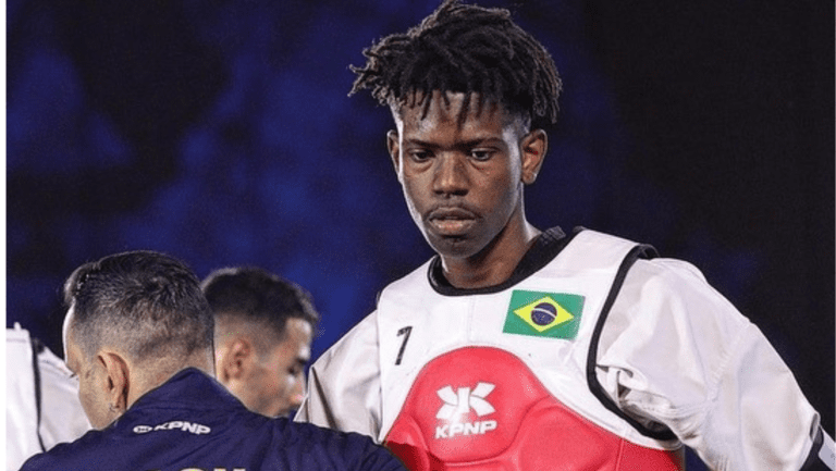 O atleta brasileiro de taekwondo Gabriel Campolina Santos, mais conhecido como Mussum, foi agredido em uma estação da CPTM em São Caetano do Sul, São Paulo. Ele estava abraçado com uma colega de treino branco quando o racista Matheus Cerqueira Santana lhe deu uma voadora. O agressor foi levado à delegacia.