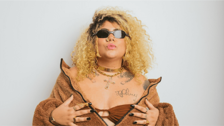 Mac Júlia mostra seu lado B em novo álbum, “Baile da Dona Onça”