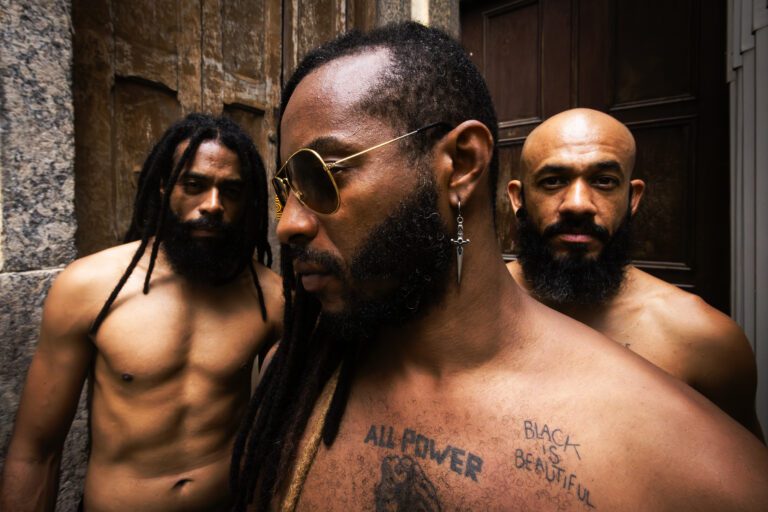 "É melhor deixar queimar. Cura pra racista não existe"; Black Pantera lança seu novo álbum, a pedrada “PERPÉTUO”