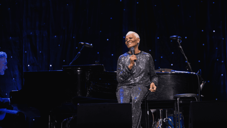 A cinco vezes vencedora do Grammy, Dionne Warwick vem ao Brasil em outubro para apenas duas apresentações