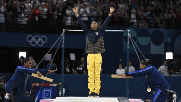 Jogador de futebol americano chama de "nojento" reverência de Simone Biles e Jordan Chiles à Rebeca Andrade