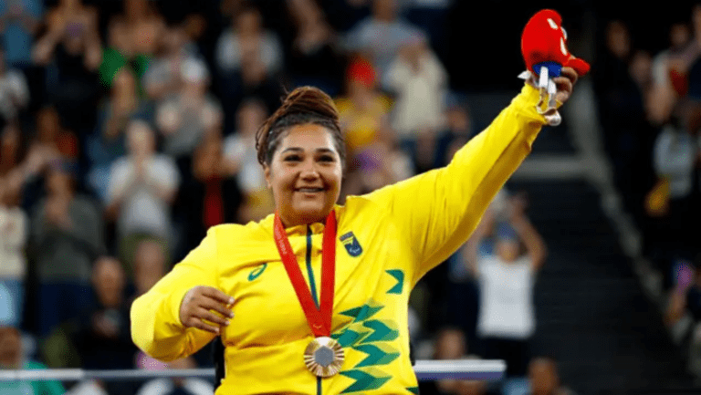 Mariana D’Andrea beija sua medalha de ouro conquistada nos Jogos Paralímpicos de Paris 2024