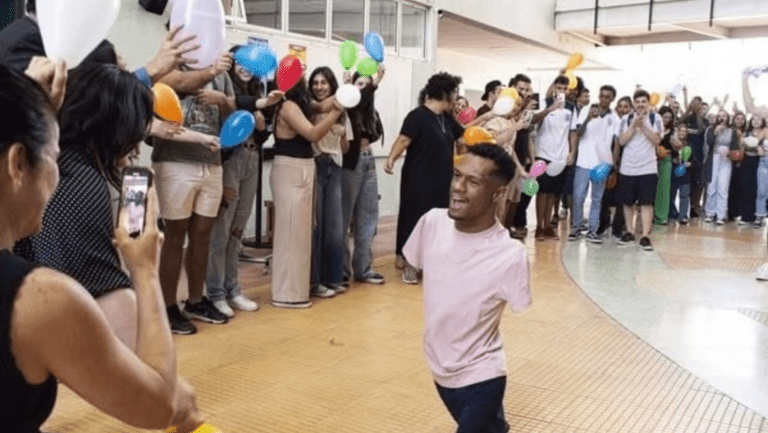 Nadador Paratleta Gabrielzinho volta à faculdade de jornalismo e é ovacionado pelos colegas