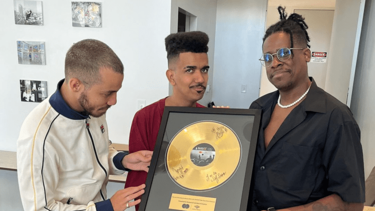 https://www.pretessencias.com.br/musica/os-garotin-ganha-primeiro-grammy-latino/