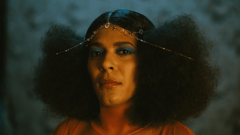 No dia 7 de fevereiro, chega às plataformas o primeiro single de “AVIA”, mais novo disco da cantora, compositora e violonista baiana Josyara. “Ensacado”