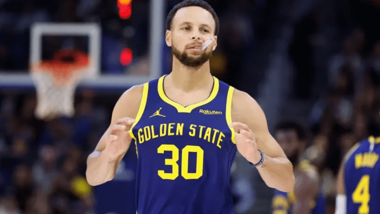 O astro Stephen Curry lidera o ranking de camisas mais vendidas no Brasil