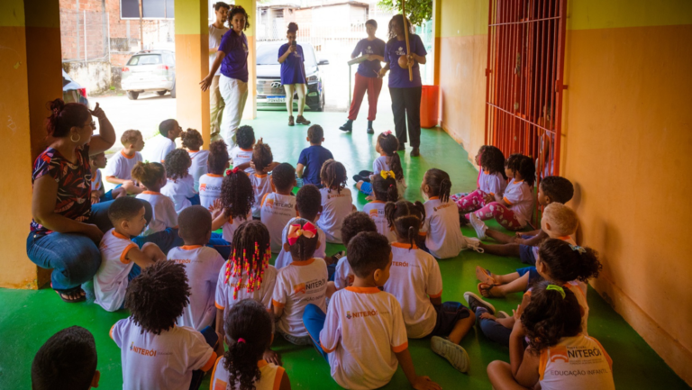 Projeto Escola Cria leva cultura afro-brasileira para crianças de Niterói