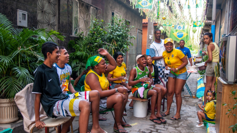 As exposições em projeções serão realizadas em espaços abertos e gratuitos. Além disso, ações educativas serão desenvolvidas para grupos específicos, com abordagem e linguagem acessíveis para pessoas surdas, com síndrome de Down, crianças e jovens. 