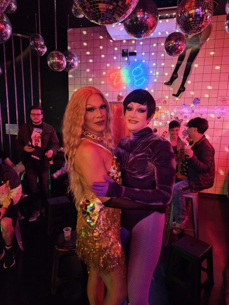 As drags queens baianas Spadina Banks e Aimée Lumiére são as atrações do Aimée Drag Show neste domingo (28), às 18h, na Zig Duplex (R. Araújo, 155 - República). Na ocasião, a dupla apresenta o formato de show de drags queens que domina a cena em Salvador, com apresentações que chegam a ultrapassar as três horas no palco, envolve trocas de figurinos, interação com a plateia, aposta no repertório nacional de diversos gêneros e homenagens às grandes divas da Música Popular Brasileira, como Gal Costa e Elza Soares. Os ingressos custam R$15, com venda antecipada online — venda aqui.

