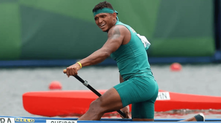 Isaquias Queiroz ganhou medalha de prata na final da canoagem na categoria C1 1000 m masculino