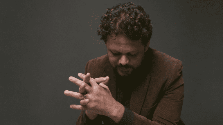 Marcos almeida fala sobre seu novo single, “Procura”, fé e condição humana