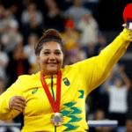 Mariana D’Andrea beija sua medalha de ouro conquistada nos Jogos Paralímpicos de Paris 2024