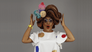 Helena Black, primeira drag queen contadora de histórias do Brasil, desembarca na Bienal do Livro para contar histórias africanas e fábulas de Esopo