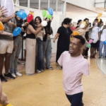 Nadador Paratleta Gabrielzinho volta à faculdade de jornalismo e é ovacionado pelos colegas