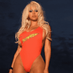 Beyoncé recria looks icônicos da atriz Pamela Anderson em “Beywatch”, visuais da canção "Bodyguard"