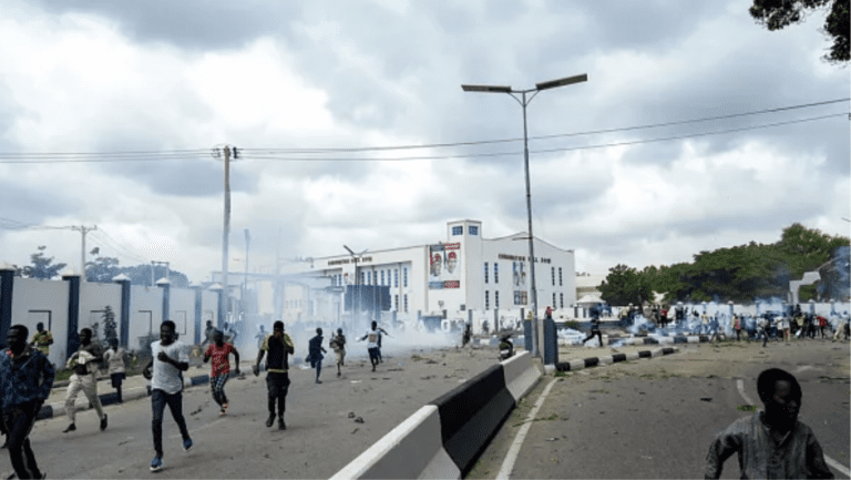 Crianças nigerianas podem enfrentar pena de morte após participarem de protestos por melhores condições de vida