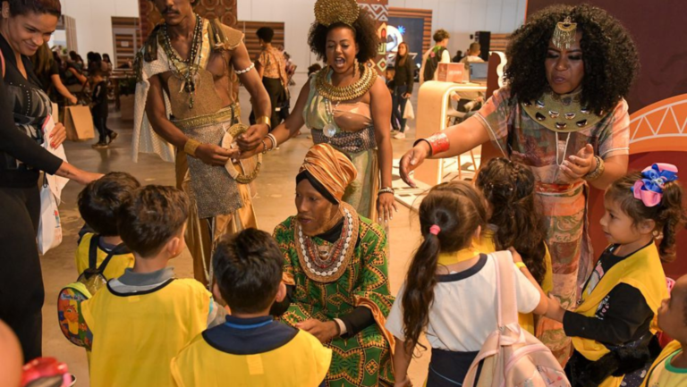 Criançada se diverte no primeiro dia da Expo Internacional Dia da Consciência Negra