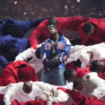 Kendrick Lamar leva público à loucura em show do Super Bowl ao praticar bullying com Drake e receber SZA e Serena Williams