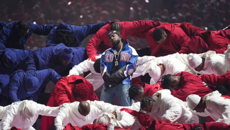 Kendrick Lamar leva público à loucura em show do Super Bowl ao praticar bullying com Drake e receber SZA e Serena Williams